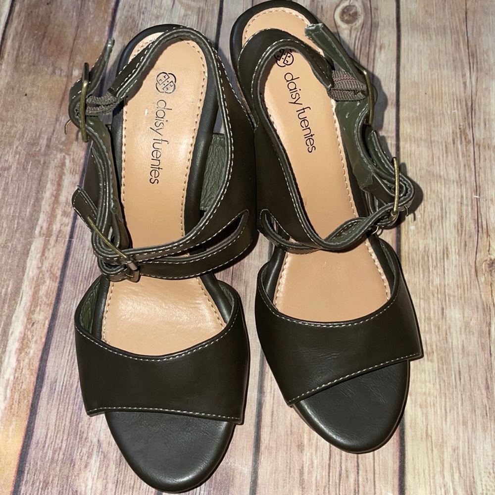 🦋Daisy Fuentes Green High Heel Dove Wedges, 7 1/2